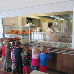 Obisk šolske kuhinje in priprava pudinga