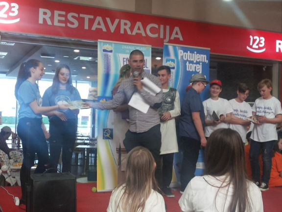 Lara in Lana v finalnem delu zabavnega kviza 13