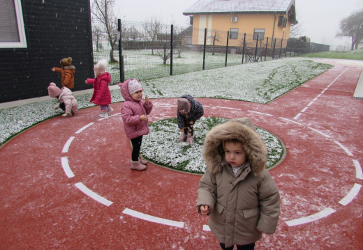 FOTO UTRINKI PRAZNIČNEGA DOGAJANJA V VRTCU45