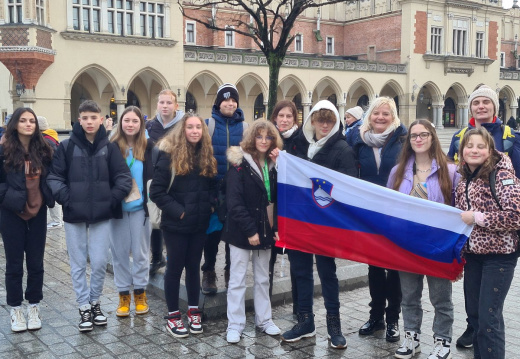 44 V podporo našim rokometašem, ki danes igrajo tekmo prav v Krakowu razvijemo slovensko zastavo na glavnem trgu