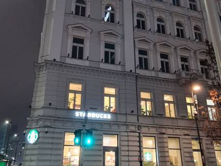 61 Našo pozornost spet pritegne znana stavba. Zakaj že....