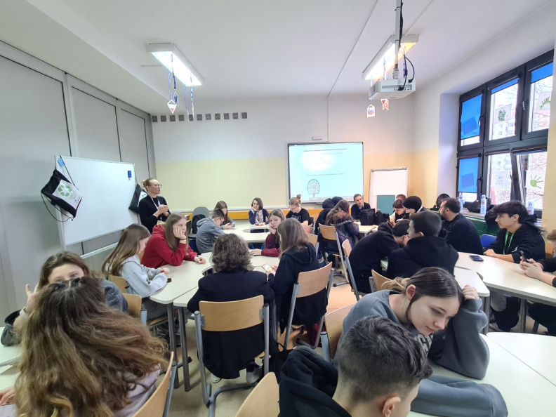 11 Ob reševanju tudi izražanje mnenj in razgovor
