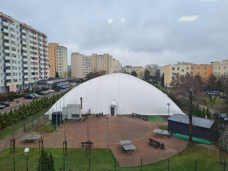 12 Pogled iz učilnice na športni objekt šole