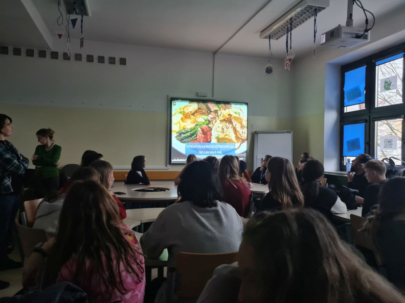56 Zato se kar zabavamo