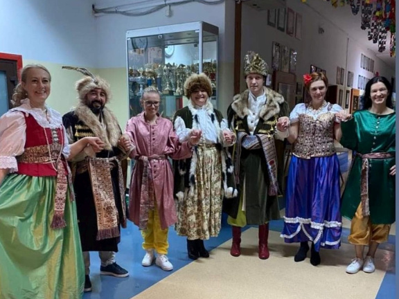 76 Zaplesali smo polonezo