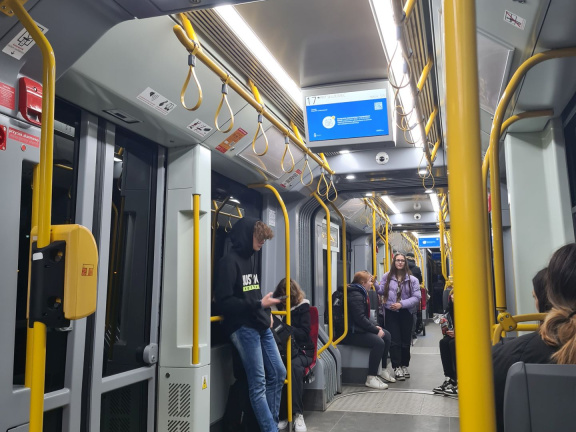 87 Na tramvaju brez besed...skoraj