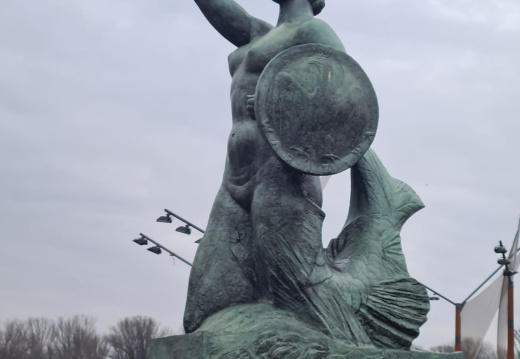 60 Eden od kipov male morske deklice, simbola Varšave, ob nabrežju Visle