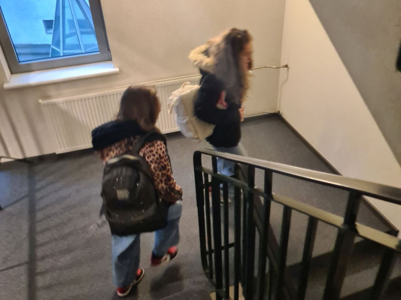 1 Jutranja zelena praksa hoja po stopnicah iz 4. nadstropja do jedilinice