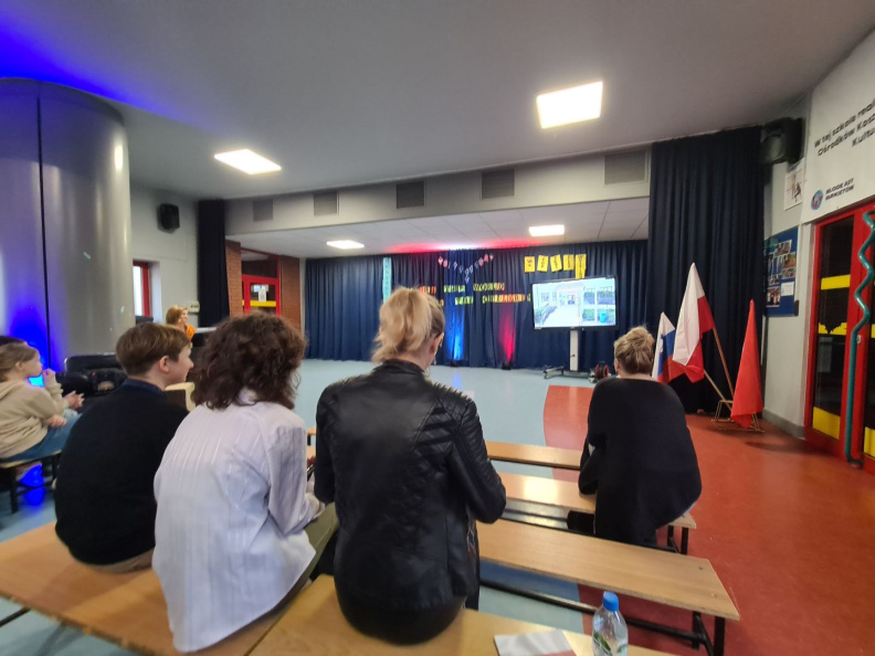 6 Za začetek smo si ogledali film, ki so ga posneli poljski učenci na temo varovanja okolja
